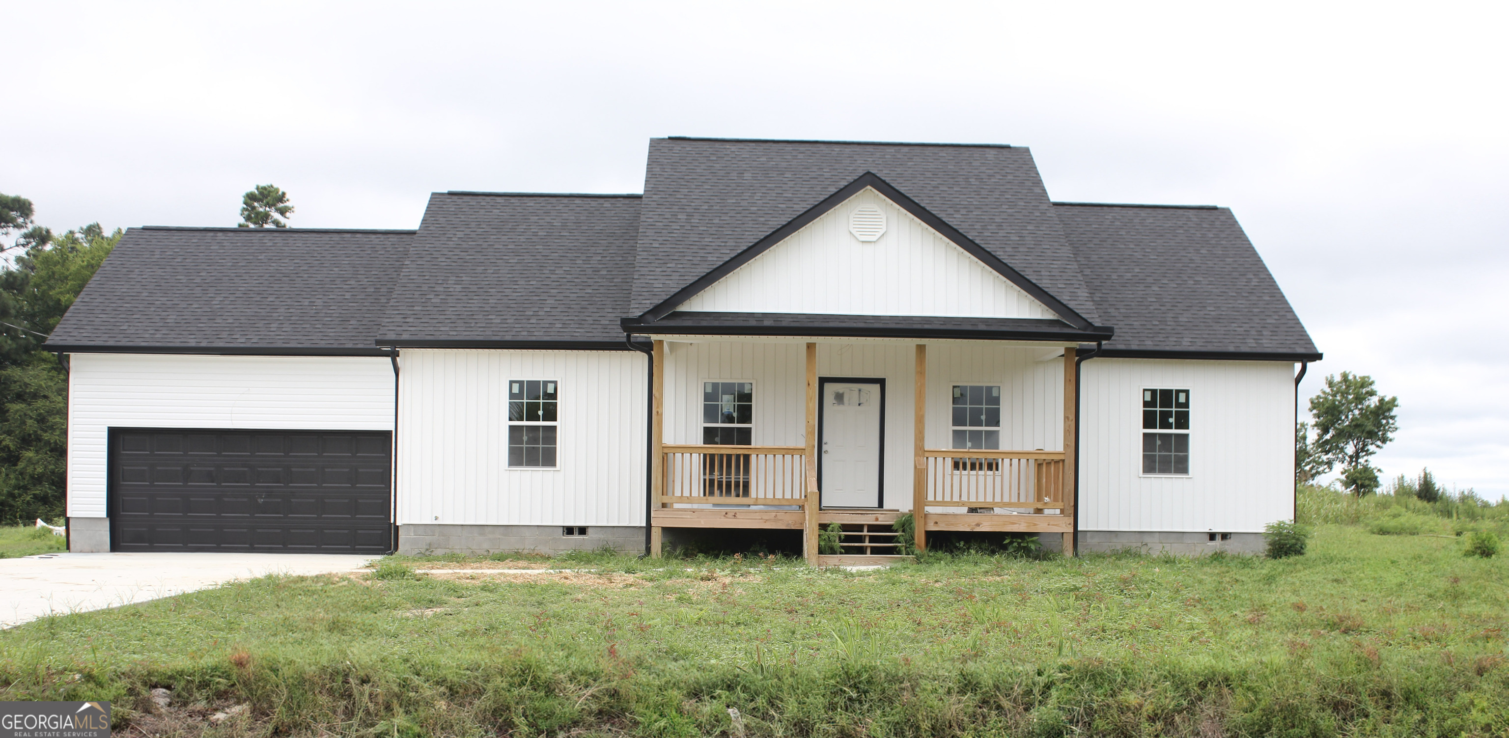 a view of a house with backyard