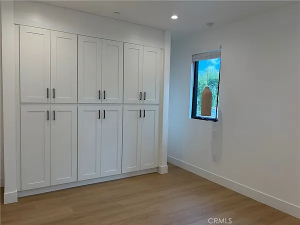 $4,950 | 19214 Calvert Street, Tarzana, CA 91335