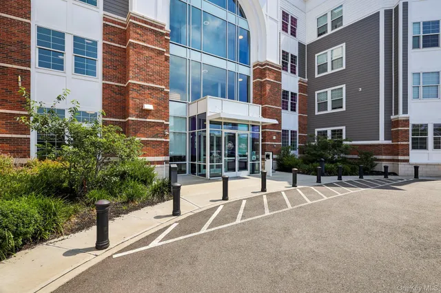 $3,850 | 75 East Hoffman Avenue, Unit 1036, Lindenhurst, NY 11757