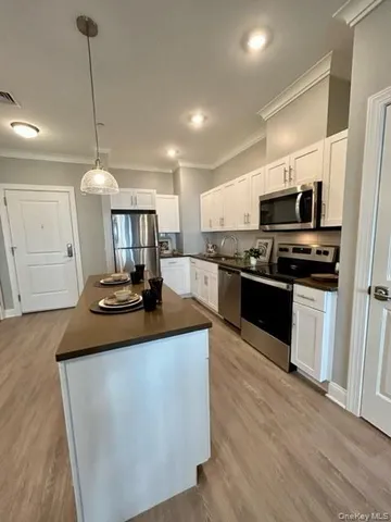 $3,850 | 75 East Hoffman Avenue, Unit 1036, Lindenhurst, NY 11757