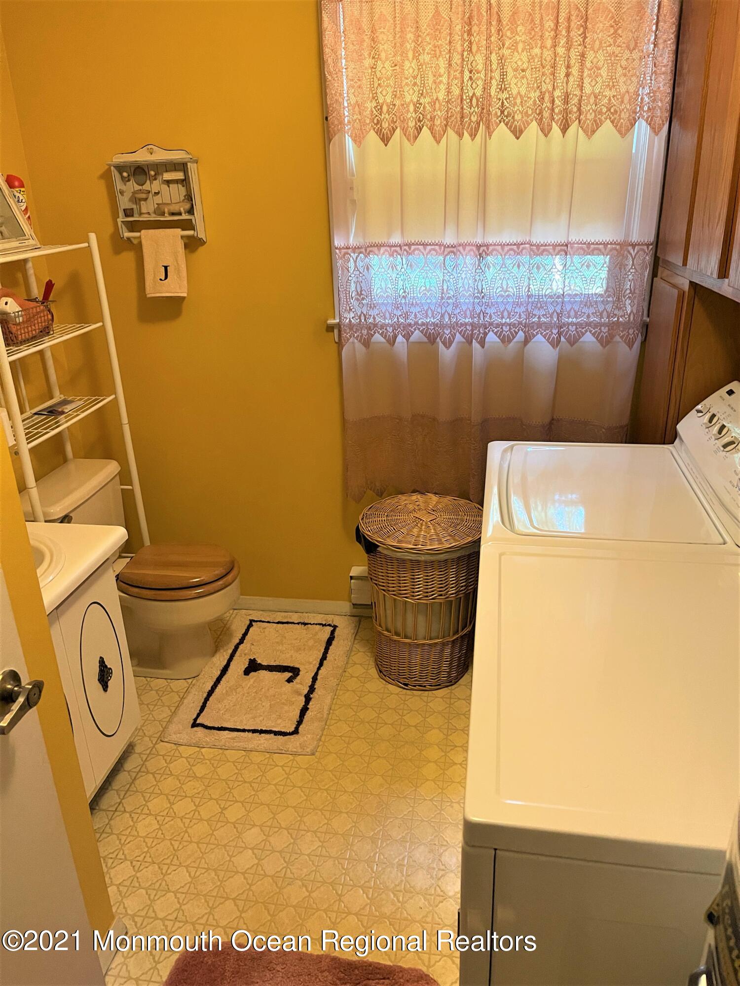 19 Augusta Road, Unit 73 Whiting, NJ 08759 - Photo 10 of 11 a utility room with dryer and washer