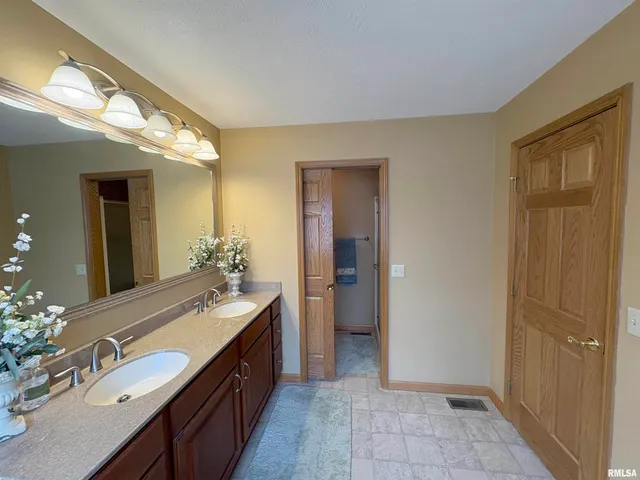 $389,900 | 717 Devon Drive, Germantown Hills, IL 61548