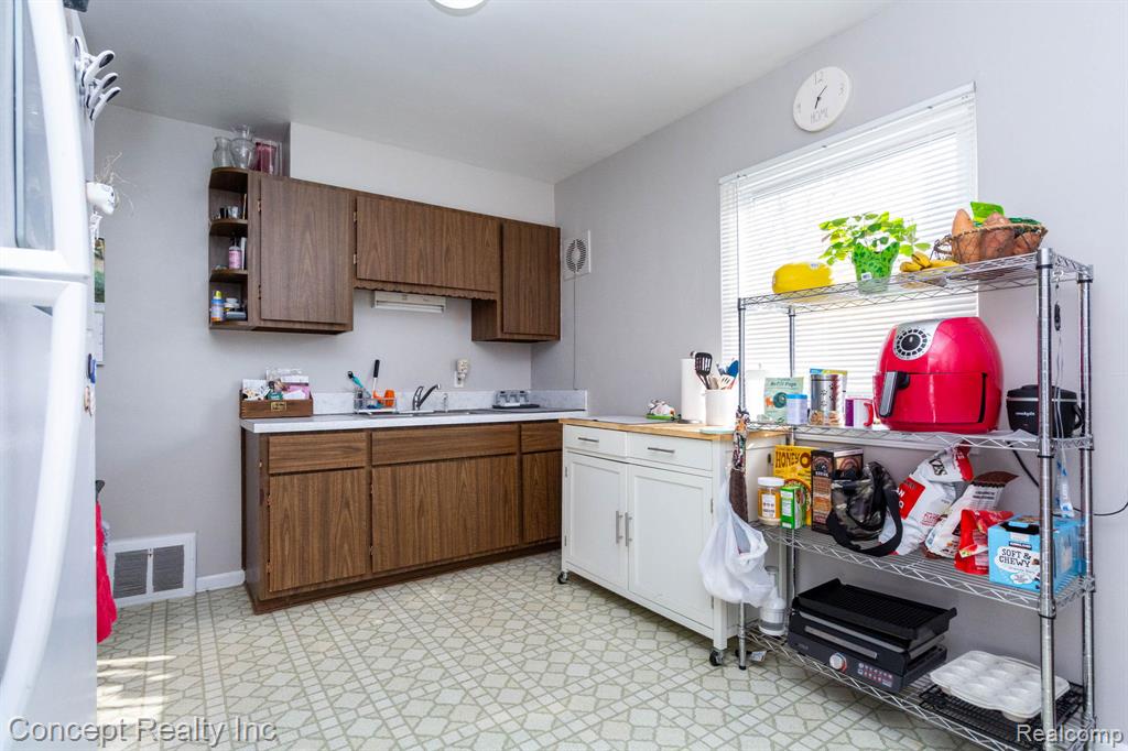 9717 Ruth Avenue Allen Park, MI 48101 - Photo 9 of 28 Gallery Image 9