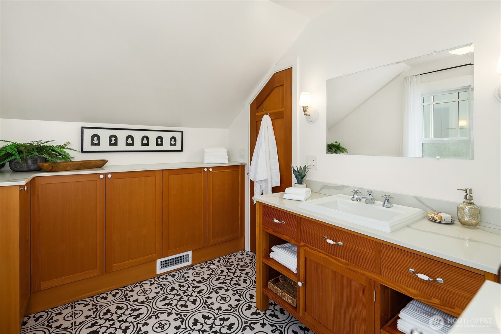 546 North 75th Street Seattle, WA 98103 - Photo 23 of 36