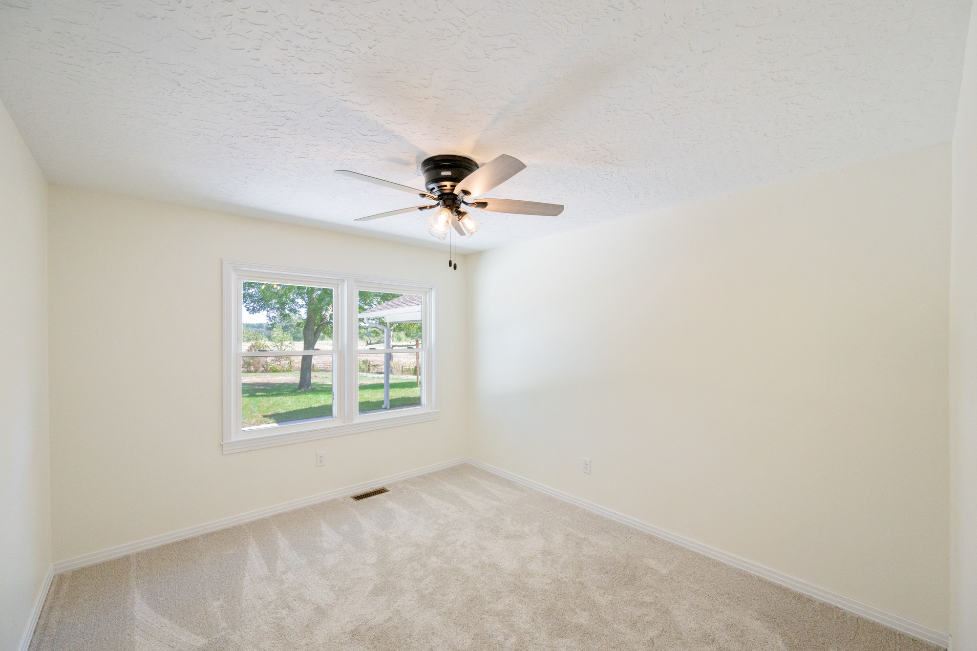6920 Highway 192 Holladay, TN 38341 - Photo 32 of 38 an empty room that has a window