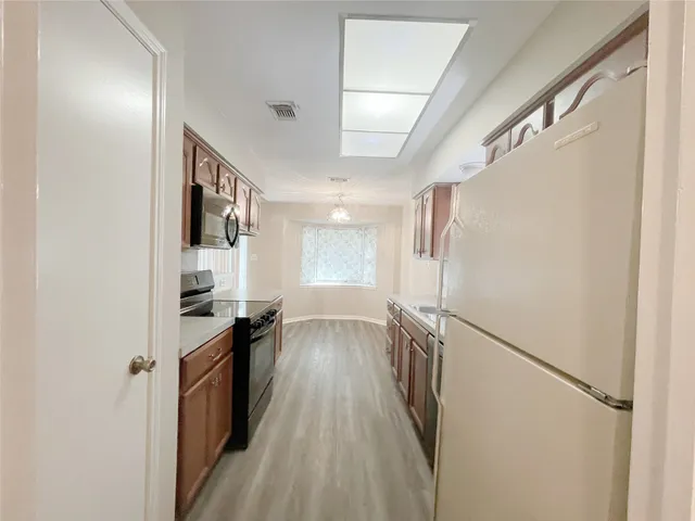 $1,995 | 13 North Deerfoot Circle, The Woodlands, TX 77380