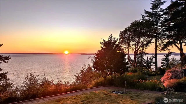 $875,000 | 10 South Edgewater Drive, Camano Island, WA 98282