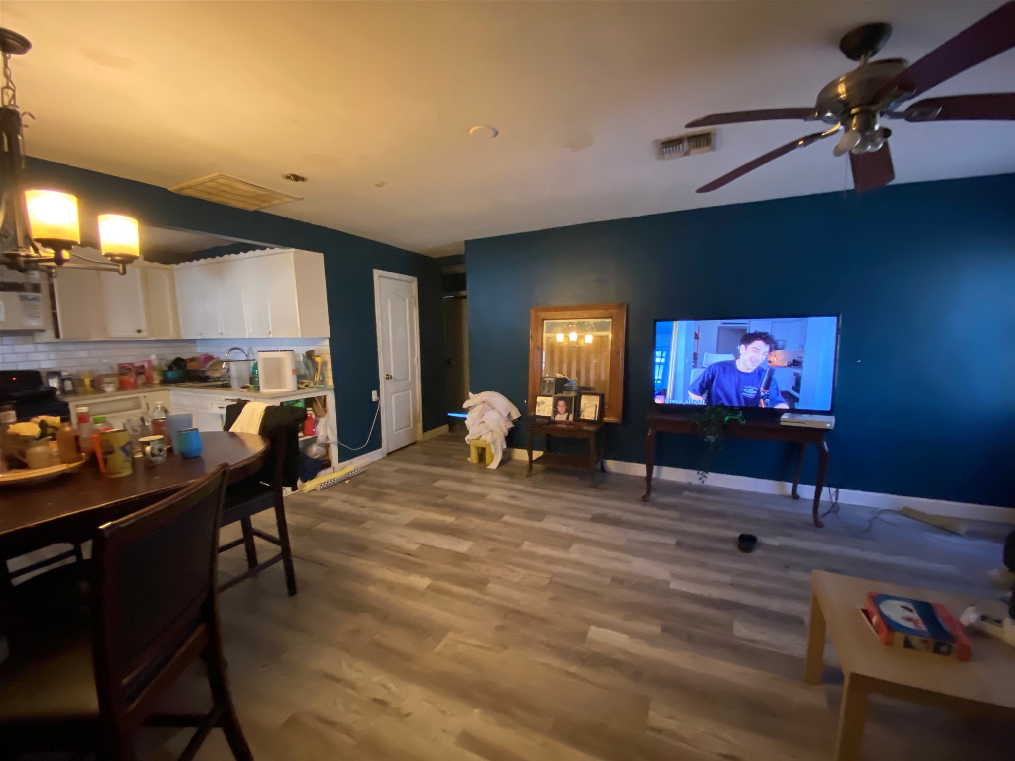 3147 Golfcrest Boulevard Houston, TX 77087 - Photo 6 of 27 a room with furniture and a flat screen tv