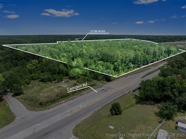 a view of a back yard