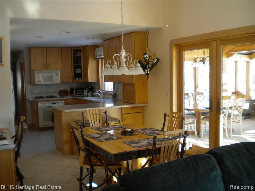5543 King Road Howell, MI 48843 - Photo 14 of 30 Dining area with doorwall to Florida room