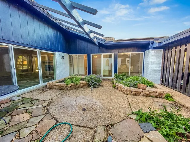 a view of a house with backyard and porch
