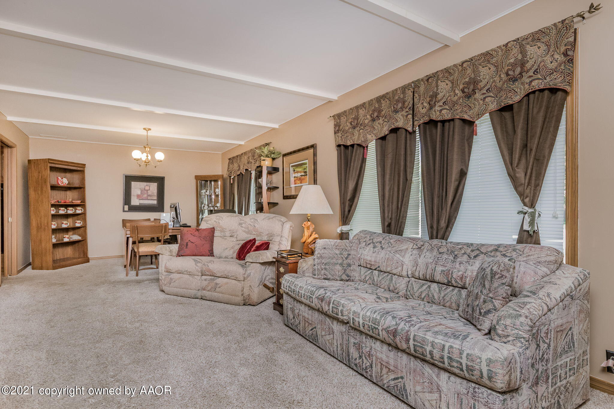 6909 Elmhurst Road Amarillo, TX 79106 - Photo 3 of 23 a living room with furniture and a couch