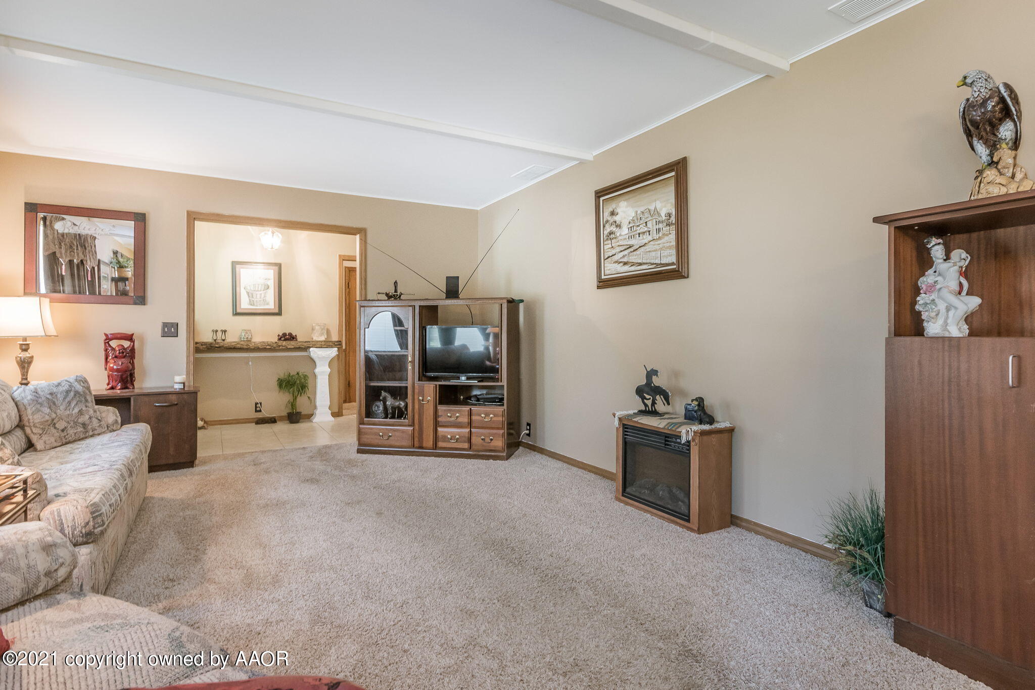 6909 Elmhurst Road Amarillo, TX 79106 - Photo 4 of 23 a view of a livingroom with furniture and windows