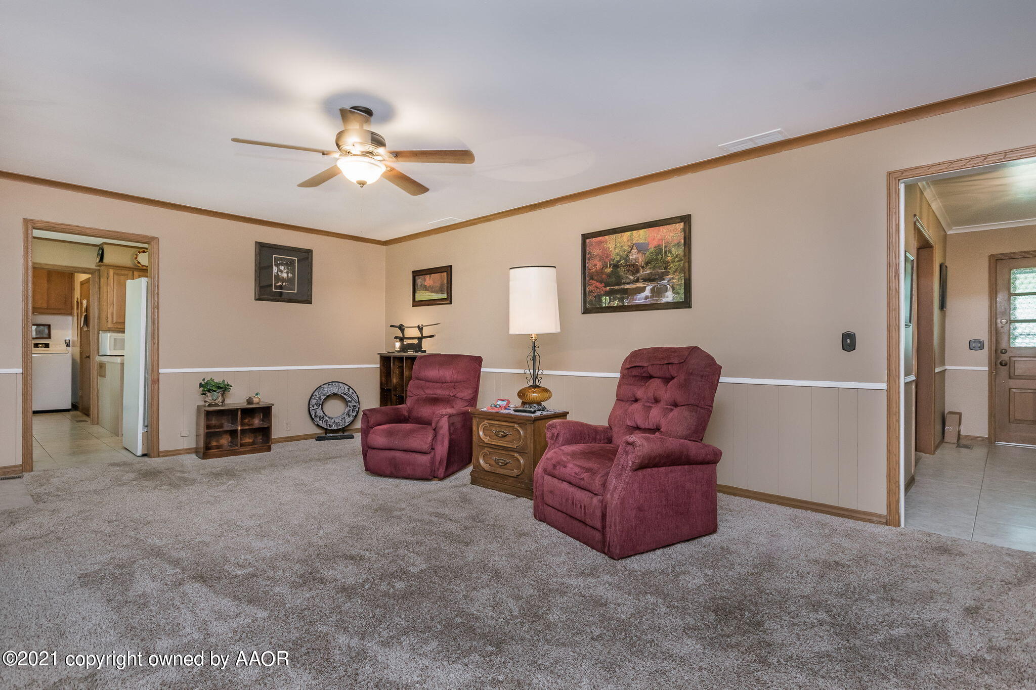 6909 Elmhurst Road Amarillo, TX 79106 - Photo 6 of 23 a living room with furniture