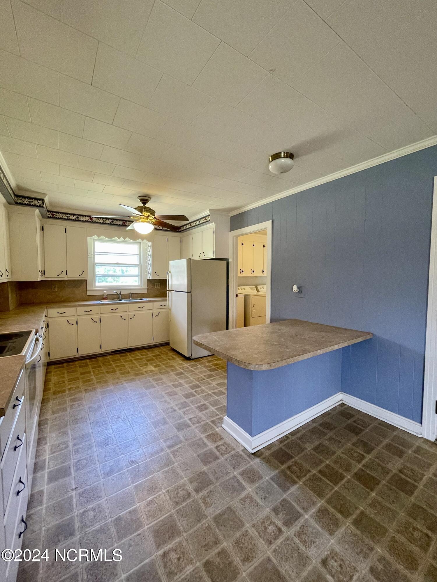 1222 Meadow Branch Road Williamston, NC 27892 - Photo 22 of 39 "eat at" bar area