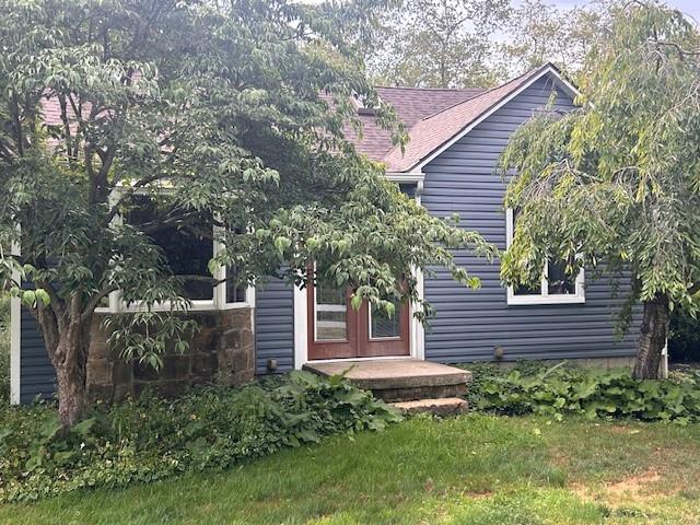 a view of house with a yard