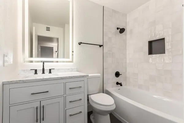 $3,950 | 5656 West Abraham Lane, Glendale, AZ 85308
