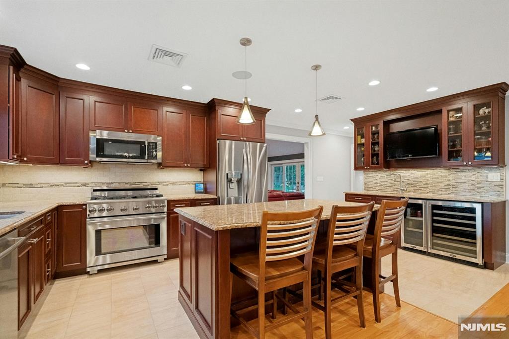 195 Overlook Place Mahwah, NJ 07430 - Photo 1 of 5
