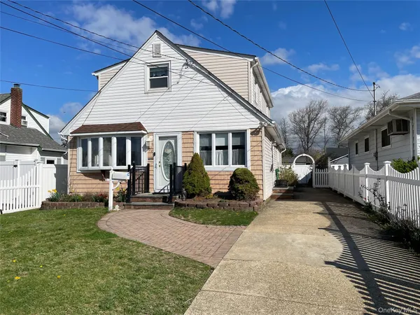 $649,990 | 70 East Neptune Avenue, Lindenhurst, NY 11757