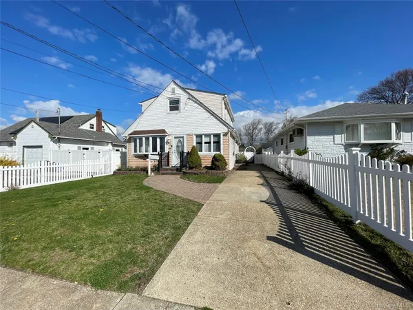 $649,990 | 70 East Neptune Avenue, Lindenhurst, NY 11757