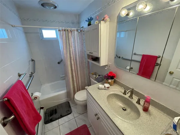 $649,990 | 70 East Neptune Avenue, Lindenhurst, NY 11757