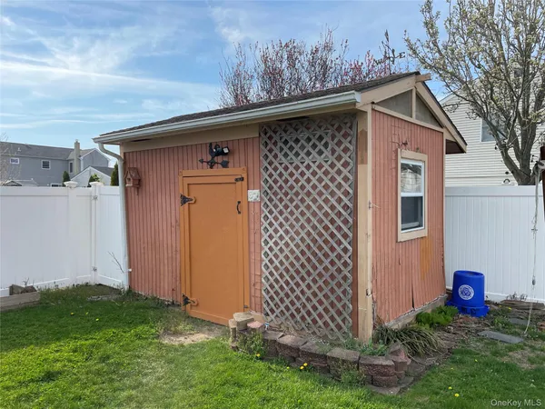 $649,990 | 70 East Neptune Avenue, Lindenhurst, NY 11757