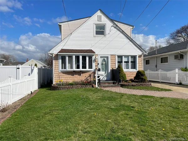$649,990 | 70 East Neptune Avenue, Lindenhurst, NY 11757