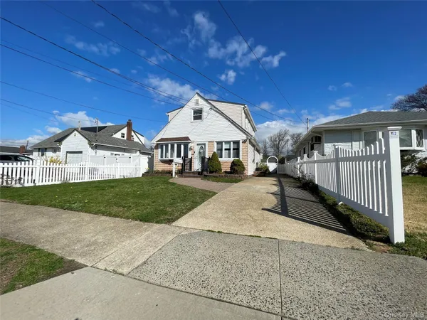 $649,990 | 70 East Neptune Avenue, Lindenhurst, NY 11757
