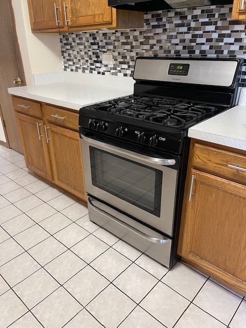 910 East 152nd Place Phoenix, IL 60426 - Photo 12 of 28 a kitchen with granite countertop a stove and a cabinets