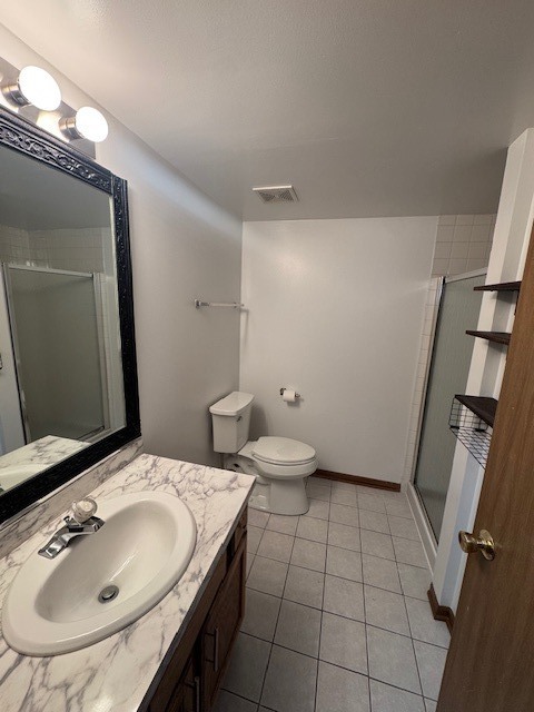 910 East 152nd Place Phoenix, IL 60426 - Photo 19 of 28 a bathroom with a sink and a mirror