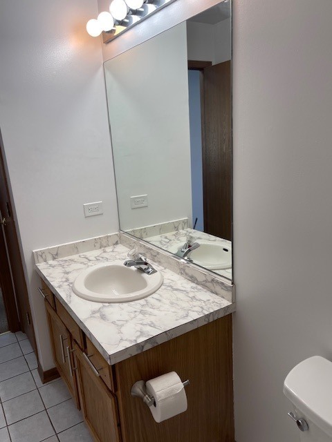 910 East 152nd Place Phoenix, IL 60426 - Photo 22 of 28 a bathroom with a granite countertop sink and a mirror