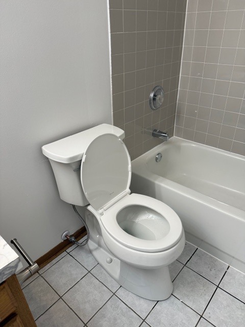 910 East 152nd Place Phoenix, IL 60426 - Photo 23 of 28 a bathroom with a toilet and a bathtub