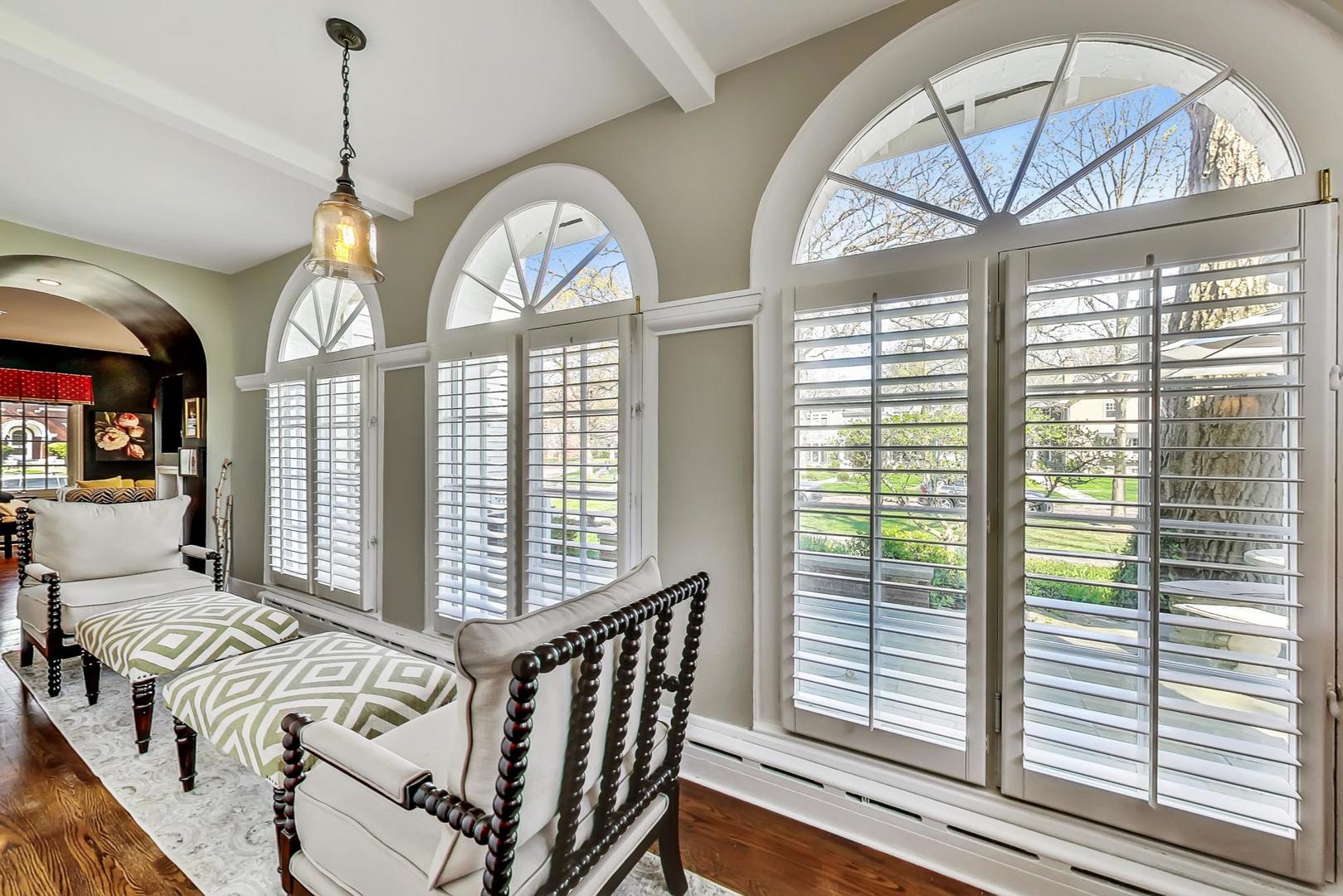 32 Crescent Place Wilmette, IL 60091 - Photo 14 of 45 a view of a livingroom with furniture