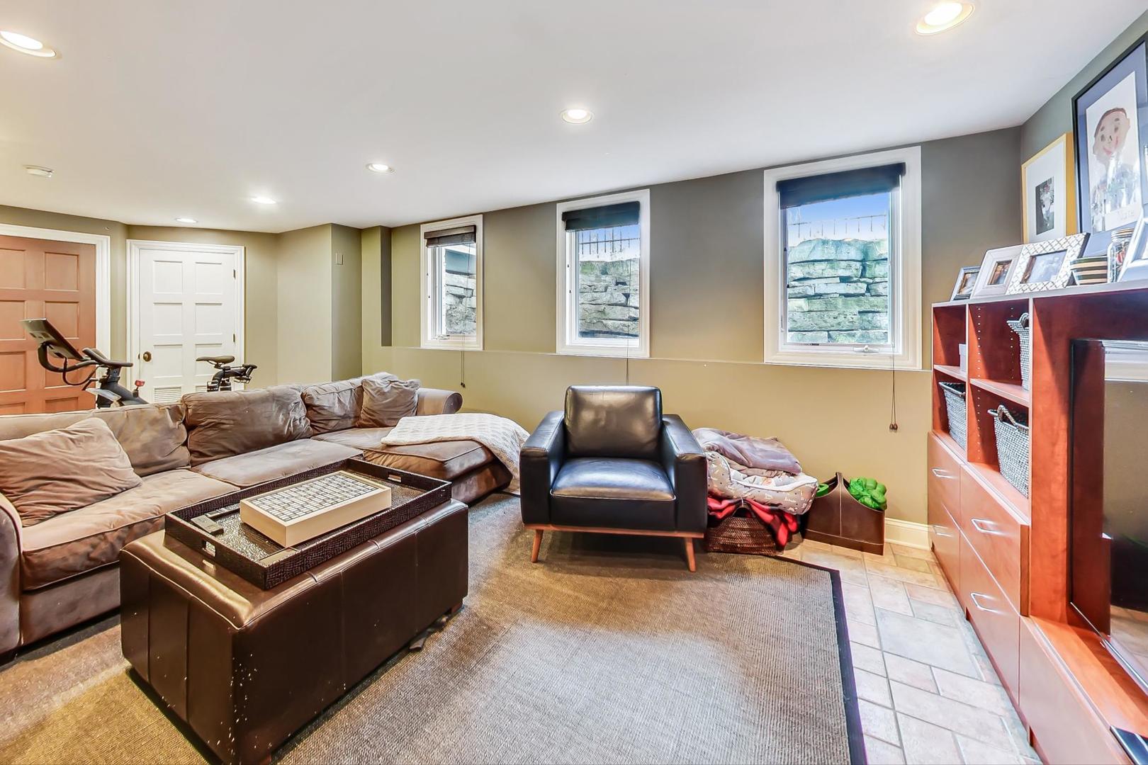 32 Crescent Place Wilmette, IL 60091 - Photo 29 of 45 a living room with furniture and a window