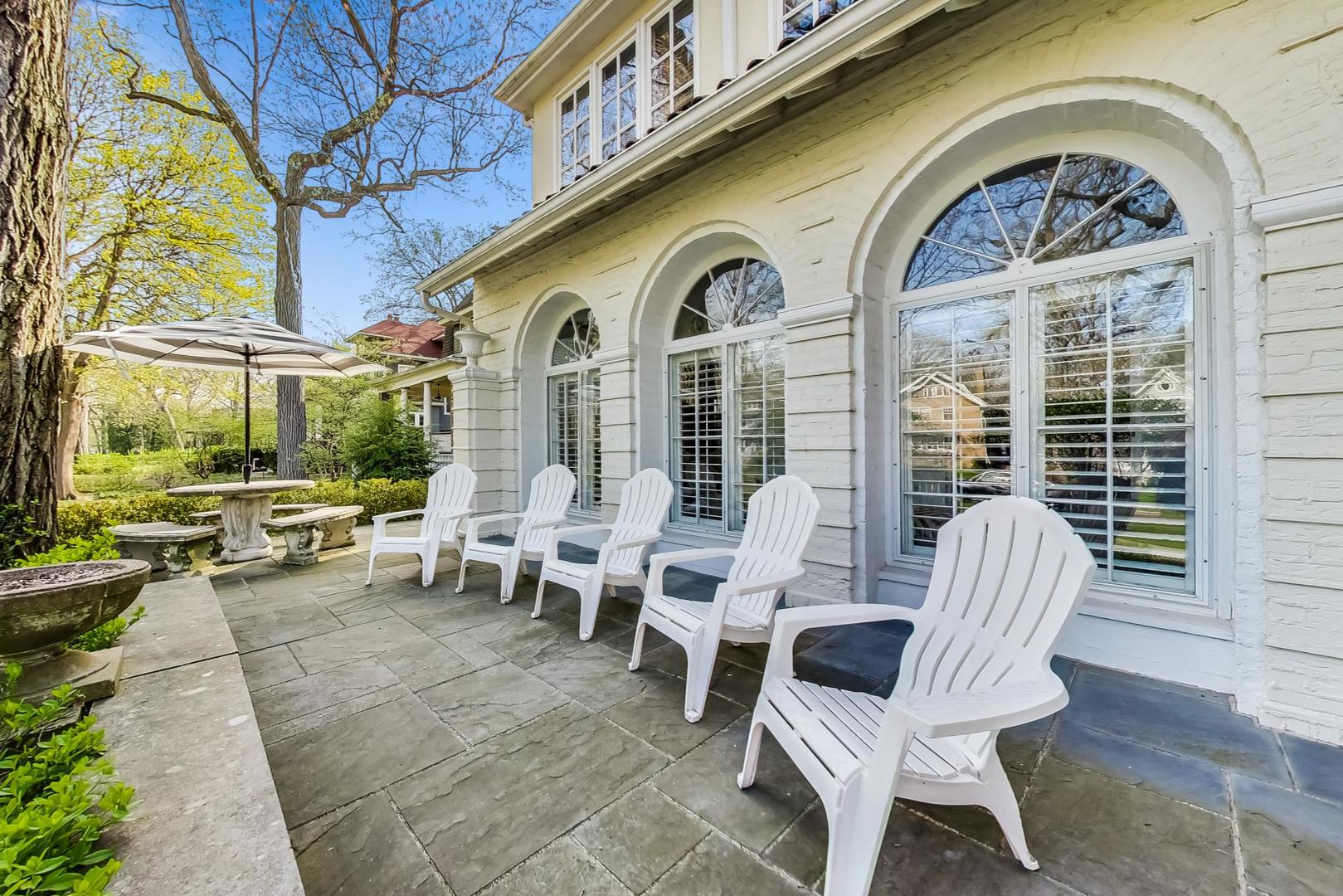 32 Crescent Place Wilmette, IL 60091 - Photo 36 of 45 a view of living room filled with furniture