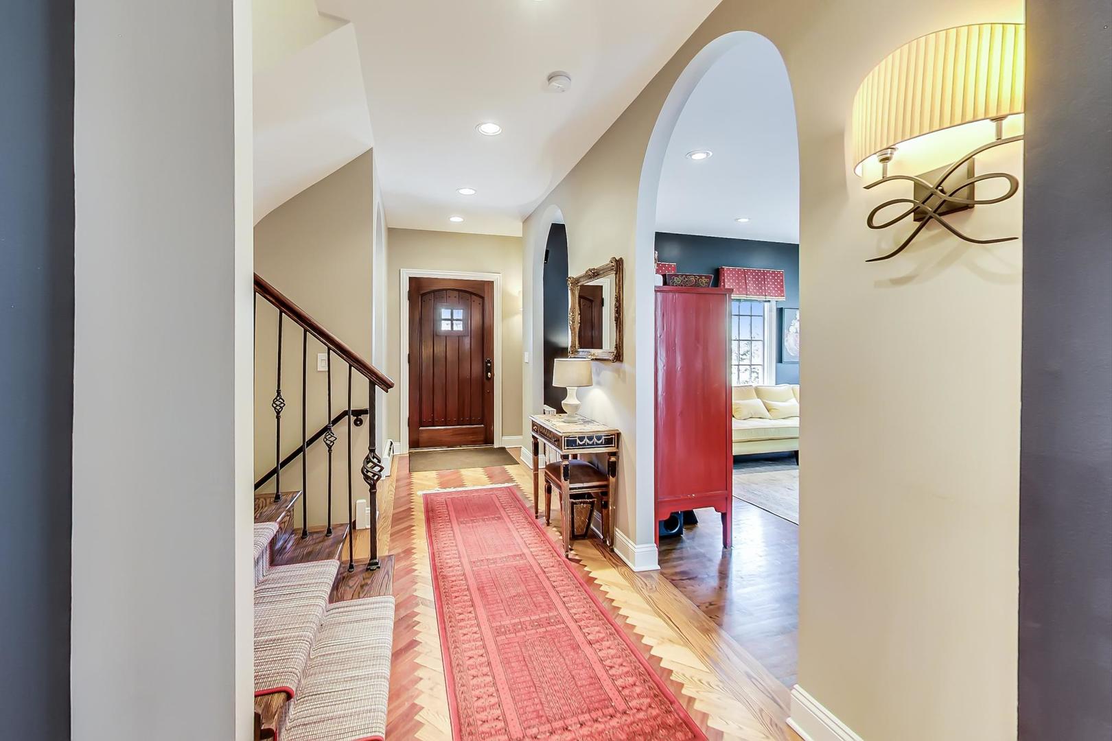 32 Crescent Place Wilmette, IL 60091 - Photo 4 of 45 a hallway with mirror and furniture