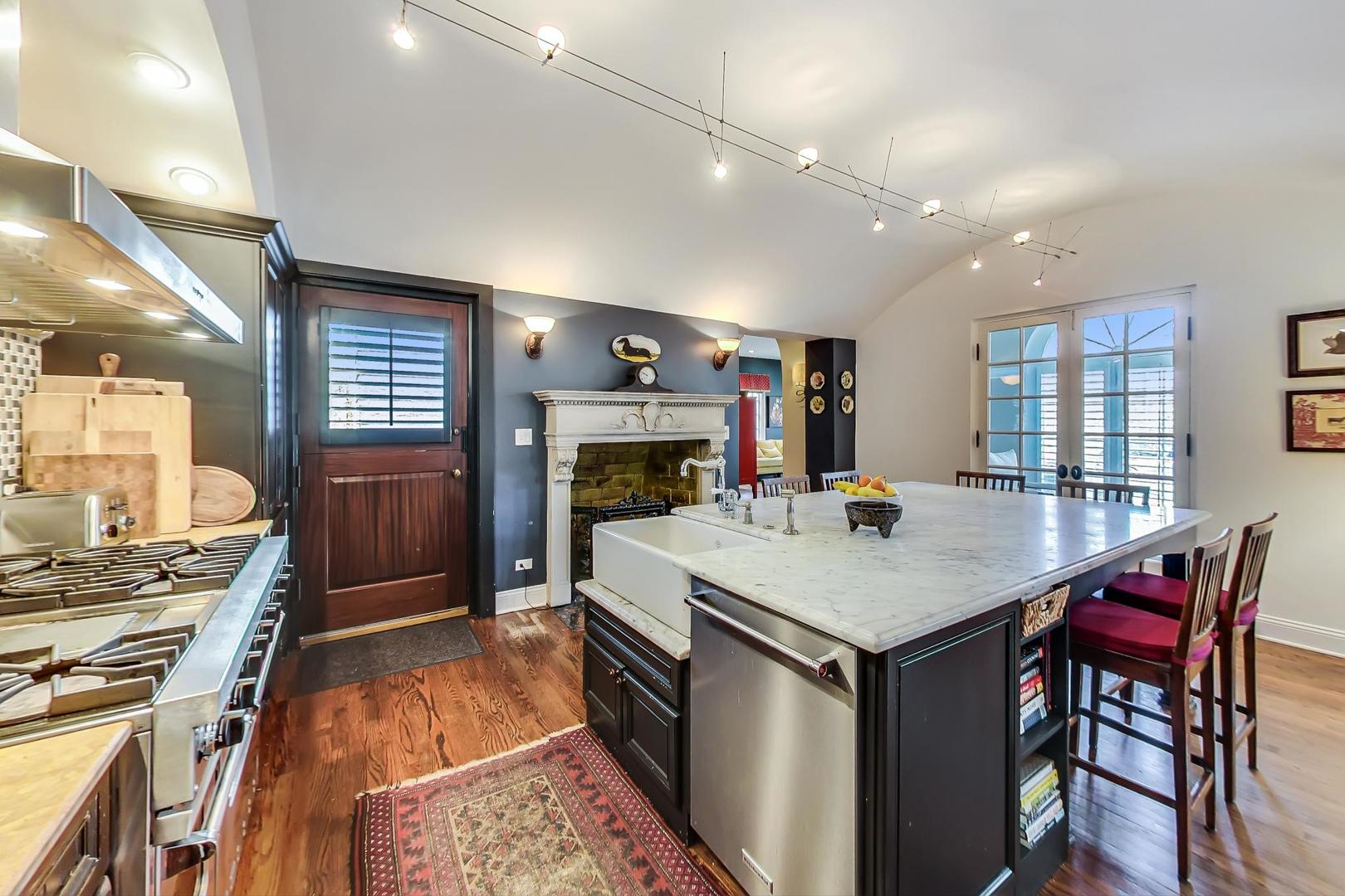 32 Crescent Place Wilmette, IL 60091 - Photo 9 of 45 a large kitchen with a table and chairs