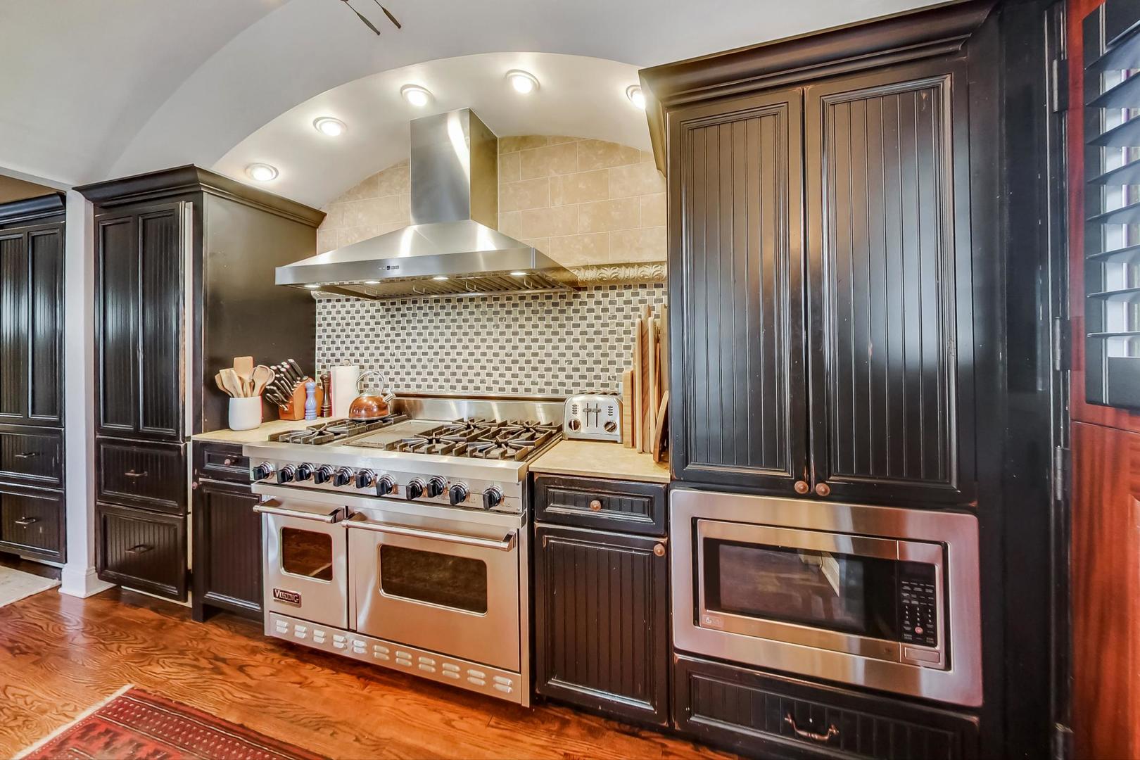 32 Crescent Place Wilmette, IL 60091 - Photo 10 of 45 a stove top oven sitting inside of a kitchen