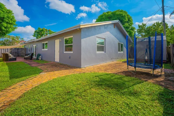 $4,000 | 6824 Southwest 5th Street, Pembroke Pines, FL 33023