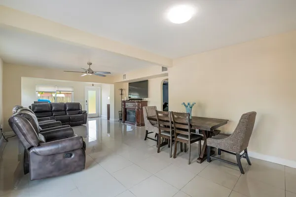 $4,000 | 6824 Southwest 5th Street, Pembroke Pines, FL 33023