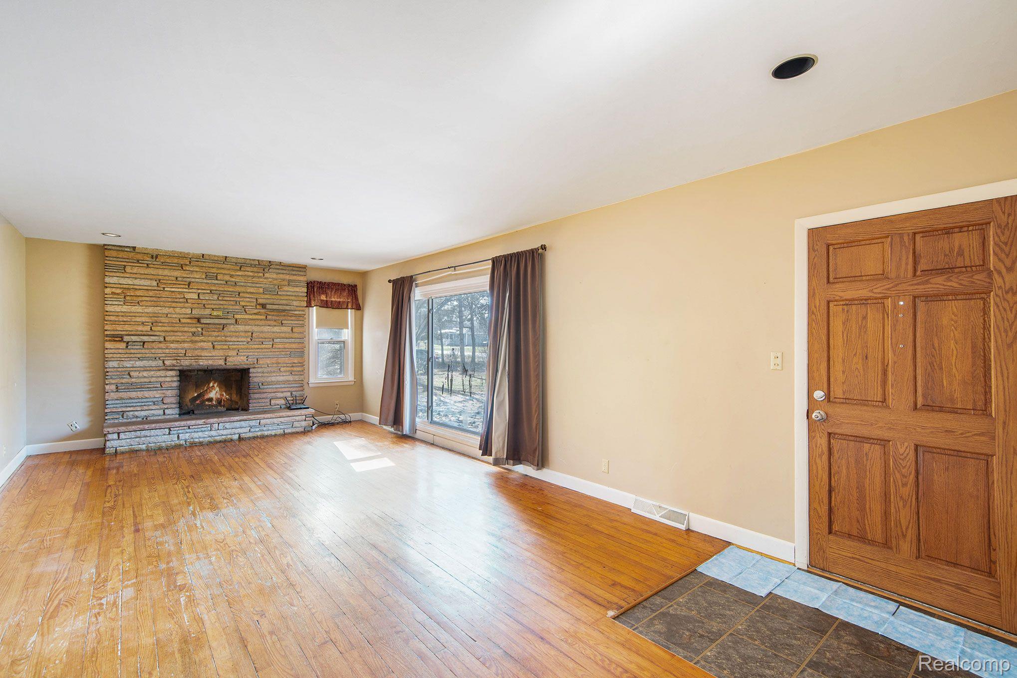 4275 Howe Road Grand Blanc, MI 48439 - Photo 8 of 24 Living Room_view 1