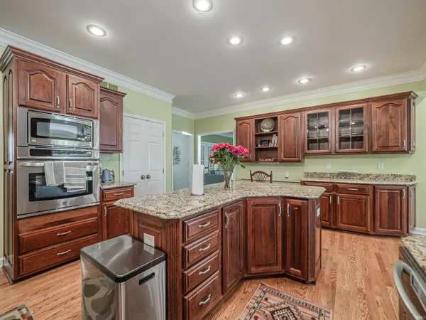 $644,900 | 3466 Pineridge Drive, Newburgh, IN 47630