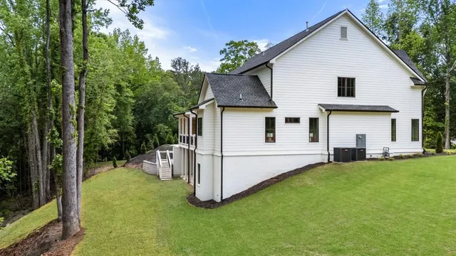 a view of a house with backyard and garden