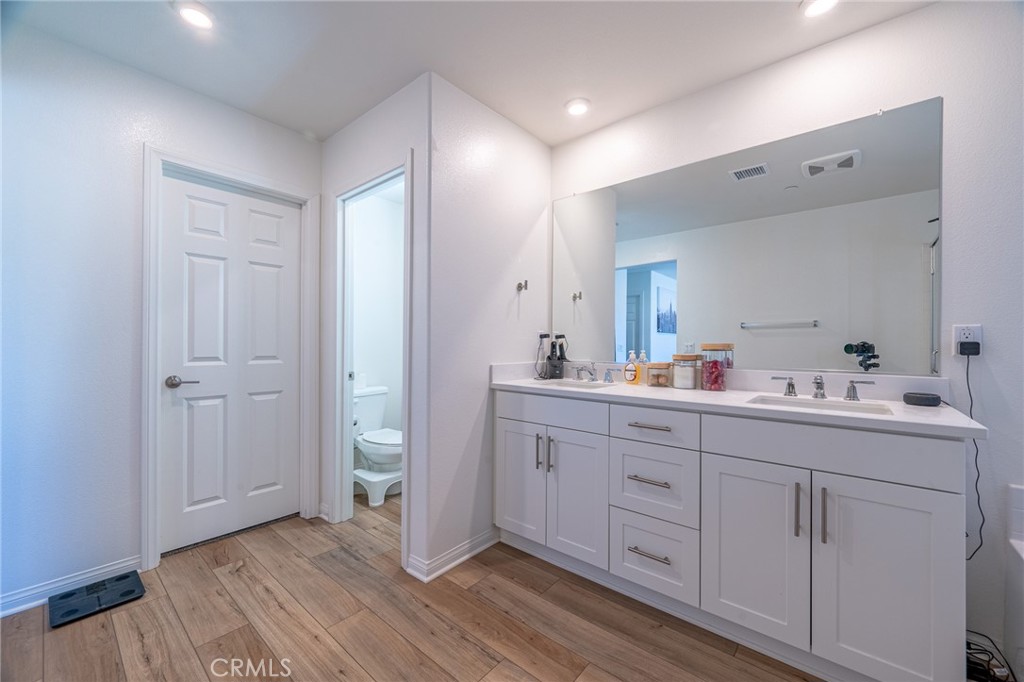 202 Bonita Lane Rialto, CA 92376 - Photo 23 of 43 a spacious bathroom with a double vanity sink and a mirror