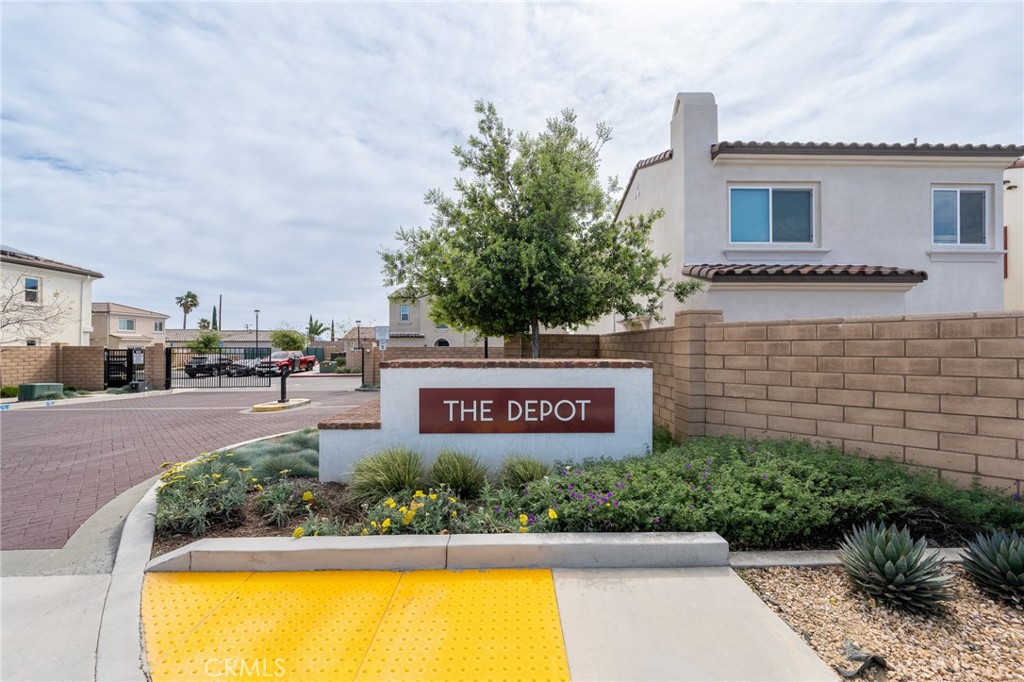 202 Bonita Lane Rialto, CA 92376 - Photo 3 of 43 a sign that is on a brick wall
