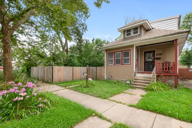 a view of a house with a yard and plants