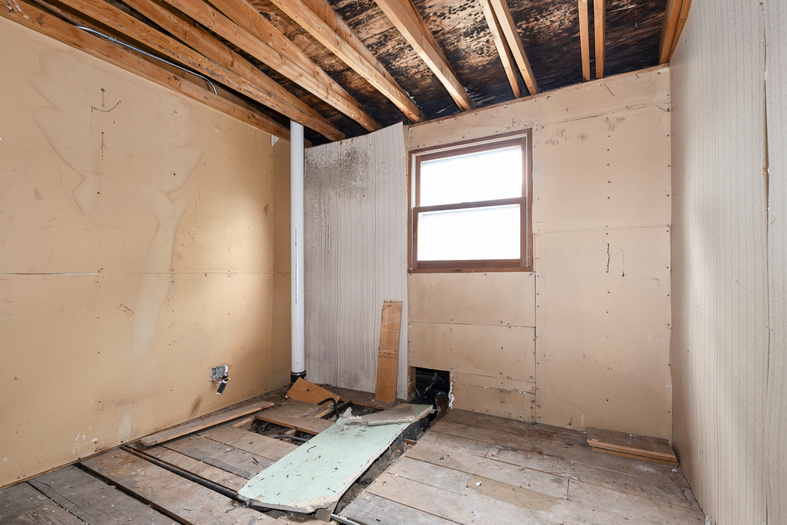 12050 South Yale Avenue Chicago, IL 60628 - Photo 16 of 24 a view of a room with window