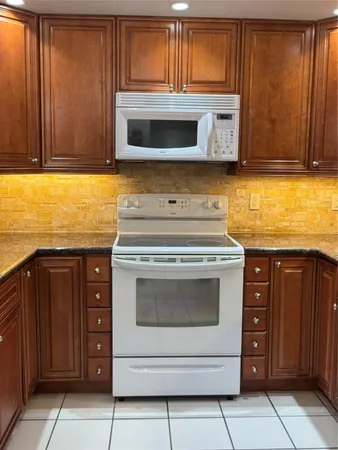 $2,400 | 9245 Flynn Circle, Unit 8, Boca Raton, FL 33496