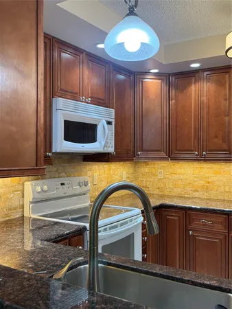 $2,400 | 9245 Flynn Circle, Unit 8, Boca Raton, FL 33496
