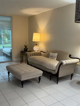 $2,400 | 9245 Flynn Circle, Unit 8, Boca Raton, FL 33496